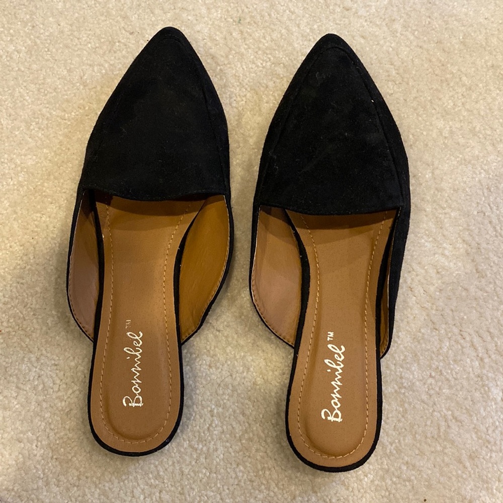 Pointed toe flat mules